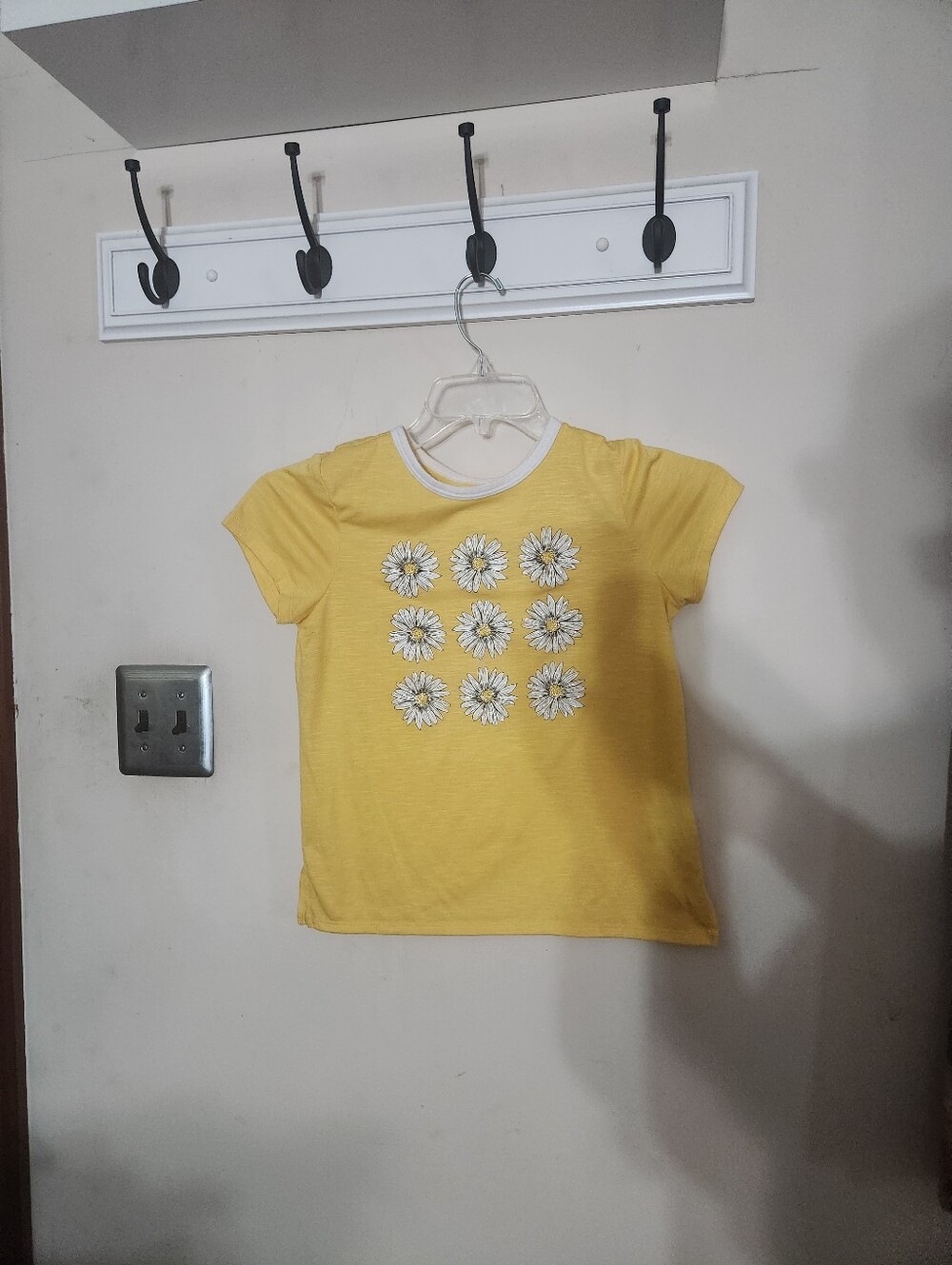 🎉 Girls: Daisy Themed Tee